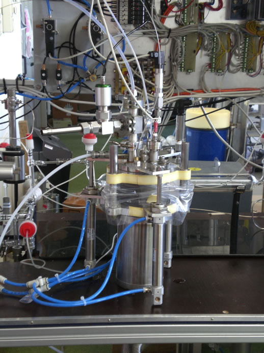 Figure 3: In this part of the system, a trap is submerged in liquid nitrogen in an airtight pot that is kept at reduced pressure. Before, the human operator had to fill the pot with liquid nitrogen before each measurement. This is now done automatically. 