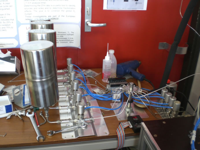Figure 4: The automatic sample selection manifold. The big cans that are attached to the manifold in the picture contain samples that were collected in the stratosphere by a research aircraft.